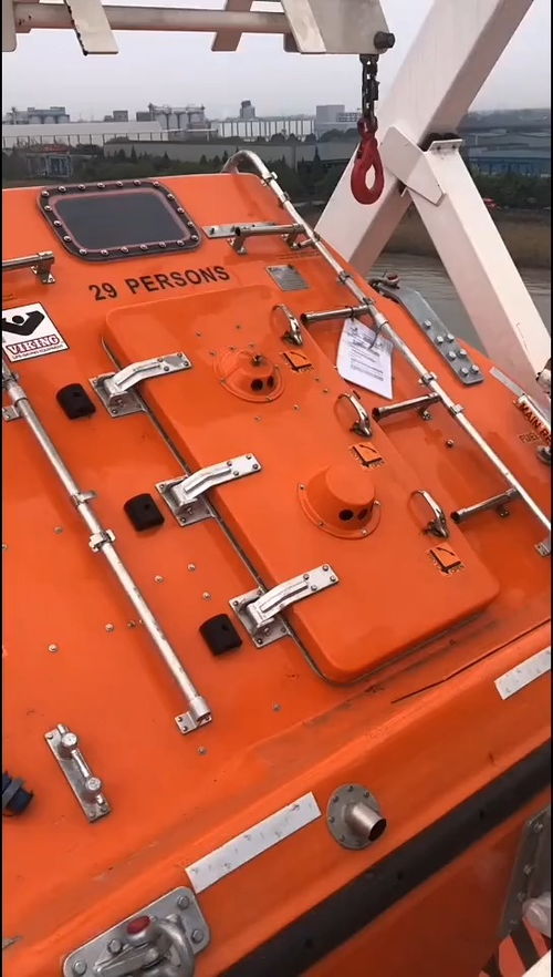 海上逃生的救生艇,遇到危險(xiǎn)棄船逃命時(shí)都快速鉆進(jìn)去,壓縮食品,淡水,衛(wèi)星電話,海釣桿等 航海之路 深海