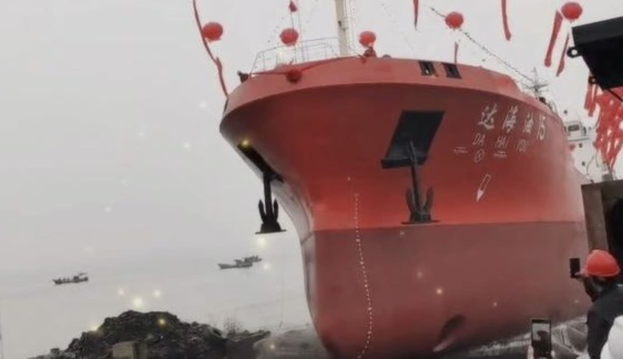 賀&ldquo;達(dá)海油15&rdquo;船氣囊上排下水吉水接水順利#達(dá)海油15#氣囊下水#船舶下水#船用氣囊